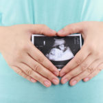 ¿Cómo se puede favorecer la implantación del embrión en el útero?